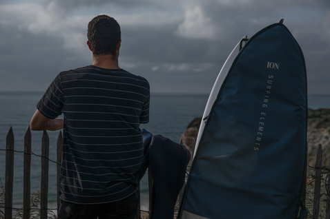 ION Surf Boardbag Core in dark navy during wave surfing at the coast