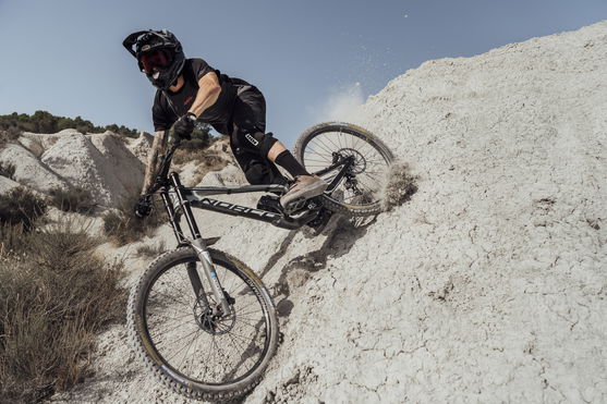 ION_Bike_Gloves-Seek-Amp-unisex_Action-Shots_5