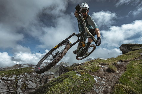 ION Rascal Select BOA bike shoes in olive green during mountain biking in the alpine mountains