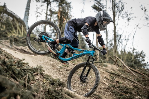 Coudières jeunes ION E-Pact lors du VTT sur un sentier forestier