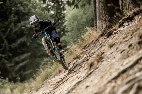 Coudières ION E-Pact jeunes lors du VTT sur un sentier en forêt