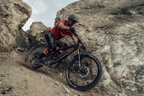 ION Traze Amp AFT Radshorts in schwarz beim Mountainbiken auf felsigem Trail