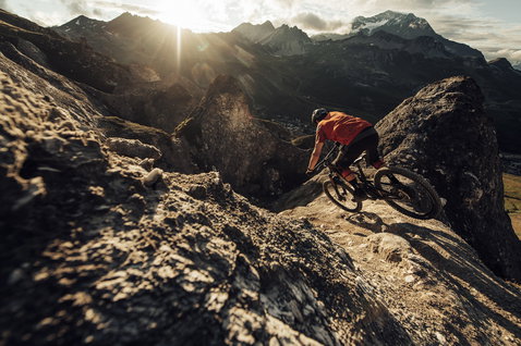 ION Traze Amp AFT Cycling Shorts in schwarz beim Mountainbiken in den Alpen