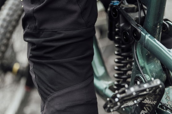 ION_Bike_Pants-Scrub-Amp-BAT-unisex_Action-Shots_2