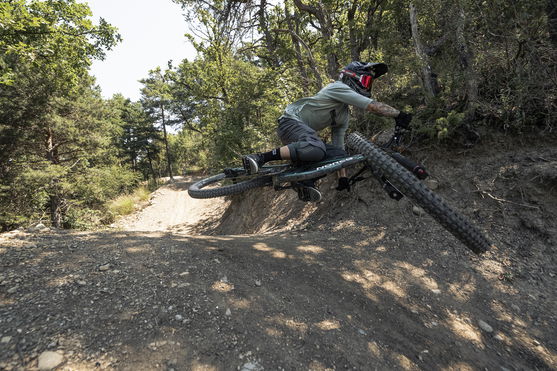 ION_Bike_Bike-Shorts-Scrub-Amp-BAT-men_Action-Shots_1