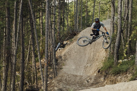 ION Bike Scrub Amp BAT Cycling-Shorts in dunkeloliv beim Enduro-Mountainbiking im Wald