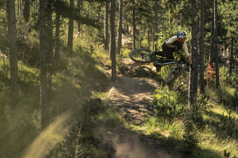ION Bike Scrub cycling pants in olive black during downhill mountain biking in the forest