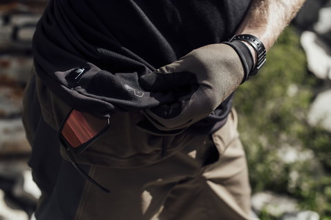 ION Scrub Amp Langarm-Radtrikot in schwarz mit Liftpass-Tasche beim Mountainbiken