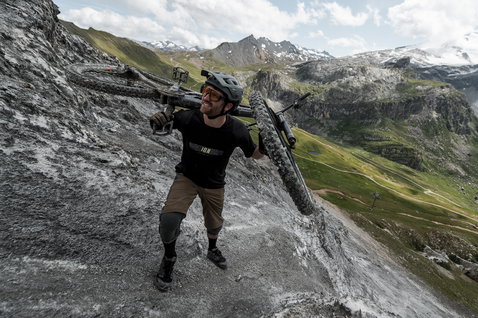 ION Scrub Amp SS Radtrikot für Herren in schwarz beim Mountainbiken in alpinem Gelände