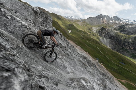ION Bike Scrub Amp SS Cycling Jersey in dunkeloliv beim Enduro Mountainbiking in den Alpen