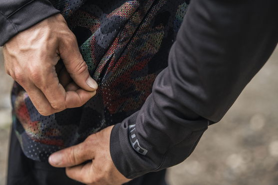 ION_Bike_Jersey-Scrub-LS-men_Action-Shots_4