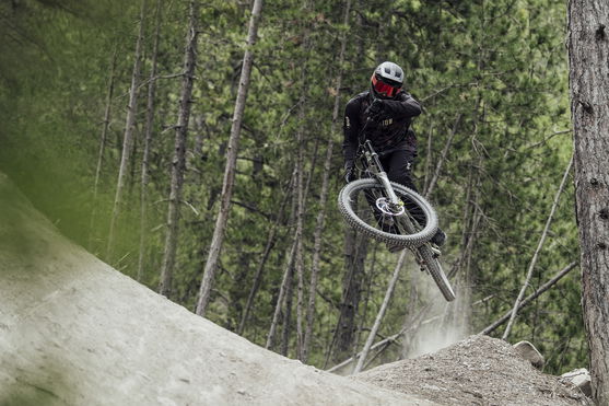 ION_Bike_Jersey-Scrub-LS-men_Action-Shots_1