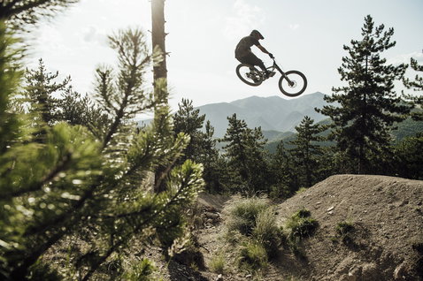ION Bike Scrub SS Kurzarm-Trikot Herren in dunkeloliv beim Mountainbiken im Bikepark