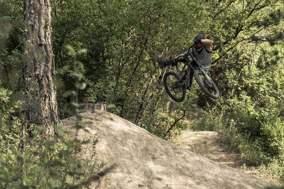 ION_Bike_Bike-Tank-Logo-men_Action-Shots_1