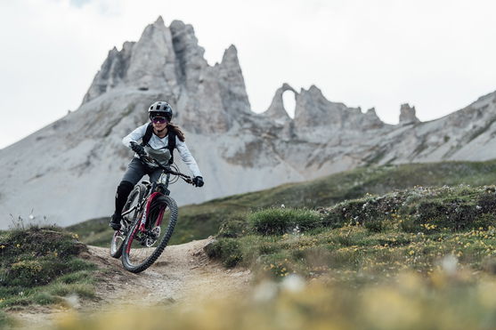 ION_Bike_Jersey-Traze-Amp-LS-AFT-women_Action-Shots_1