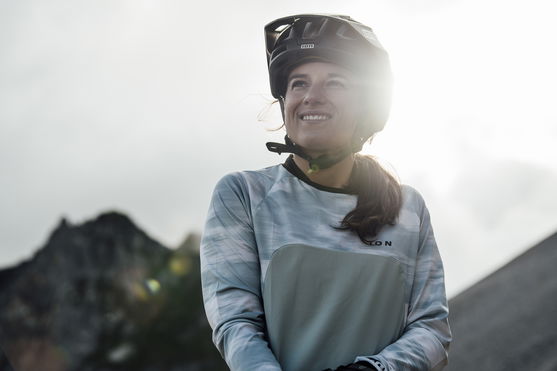 ION_Bike_Jersey-Traze-Amp-LS-AFT-women_Action-Shots_2