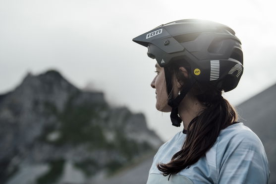 ION_Bike_Jersey-Traze-Amp-SS-AFT-women_Action-Shots_3