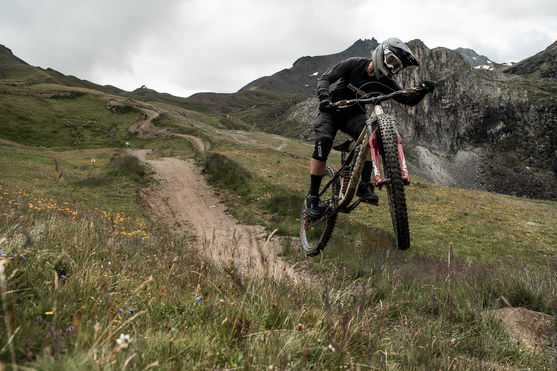 ION_Bike_Jersey-Scrub-Amp-LS-women_Action-Shots_2