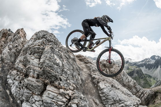 ION_Bike_Jersey-Scrub-Amp-LS-women_Action-Shots_1