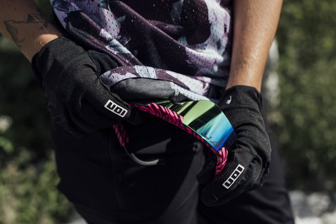 ION Scrub SS women cycling jersey in purple camo during mountain biking at the bike park