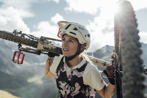 ION Scrub SS women's cycling jersey in off-white floral print during mountain biking in the Alps