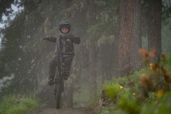 ION_Bike_Pants-Scrub-Amp-BAT-youth_Action-Shots_1