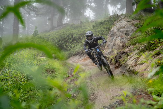 ION_Bike_Pants-Scrub-Amp-BAT-youth_Action-Shots_2