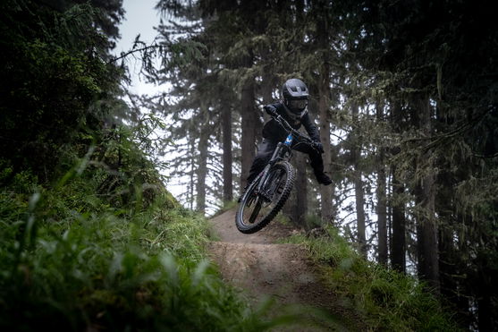 ION_Bike_Pants-Scrub-Amp-BAT-youth_Action-Shots_3