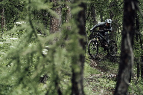 Veste ION Bike Shelter 3L Hybrid en vert olive foncé lors du VTT en forêt