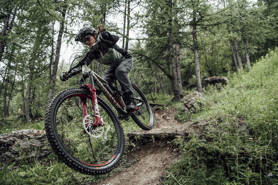 ION_Bike_Jacket-Shelter-3L-women_Action-Shots_1