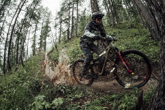 ION_Bike_Jacket-Shelter-3L-women_Action-Shots_6