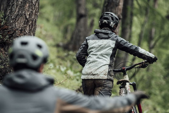 ION_Bike_Jacket-Shelter-3L-women_Action-Shots_5