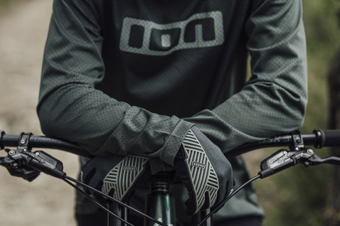 Gants vélo ION Bike Scrub Select en noir olive foncé lors d'une sortie VTT en forêt