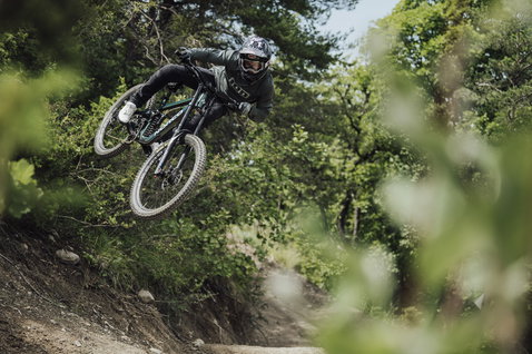 Gants vélo ION Scrub Select en vert olive foncé lors d'une sortie VTT en forêt