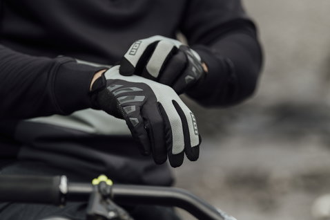 ION Scrub Amp Bike-Handschuhe in schwarz und steingrau beim Mountainbiken