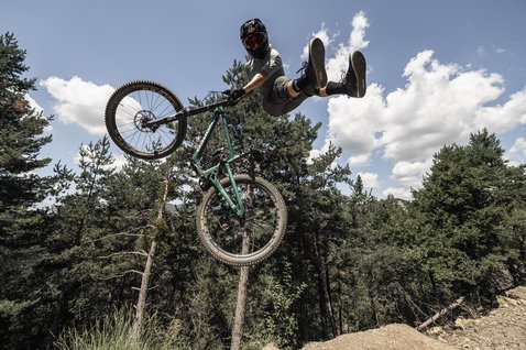 ION Bike Scrub Amp Fahrradhandschuhe beim Mountainbiken auf einem Enduro-Trail im Wald