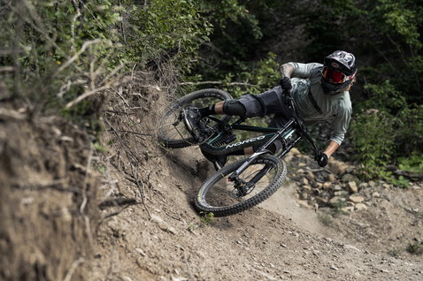ION Scrub Amp Bike-Handschuhe beim Enduro-Mountainbiking auf felsigem Trail