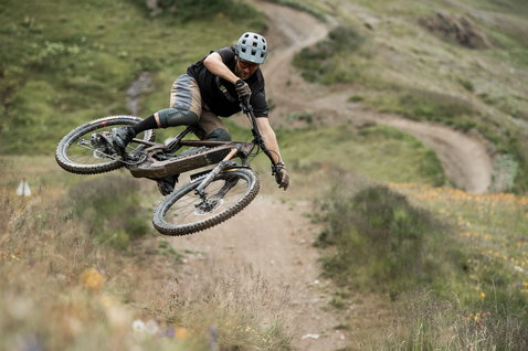 Guanti da bici ION Logo durante il mountain bike su un sentiero di montagna