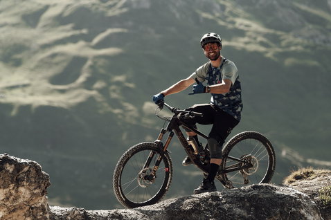 Guanti da bici ION Logo durante il mountain bike su una vetta rocciosa