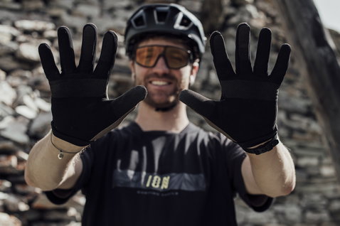 ION Logo Fahrradhandschuhe Vollfingerhandschuh in schwarz beim Mountainbiken im Freien