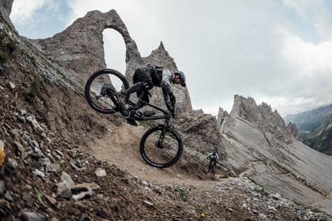 Joelheiras ION K-Lite Zip durante ciclismo de montanha enduro em terreno alpino