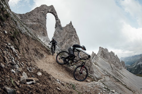 Joelheiras ION Bike K-Lite Zip durante descida enduro nas Dolomitas
