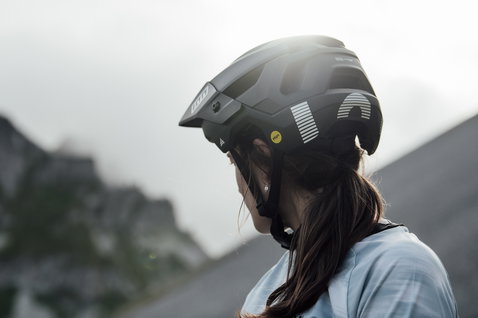 Casque vélo de montagne ION Bike Traze Amp MIPS en noir mat lors d'une sortie trail en montagne