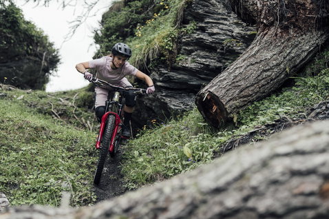 Casque ION Bike Traze Amp MIPS lors d'une descente en VTT sur un sentier technique en montagne