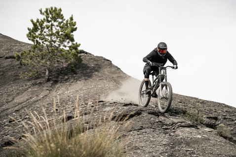 ION Bike Scrub Amp fullface helmet during mountain biking on a rocky enduro trail