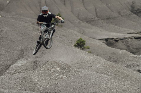 ION Bike Scrub Amp fullface helmet in dark charcoal during mountain biking on rocky terrain