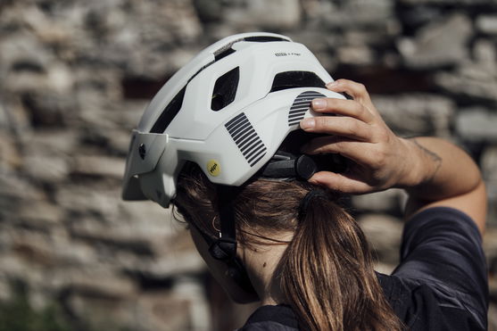 ION_Bike_Helmet-Traze-Amp-MIPS-US/CPSC-unisex_Action-Shots_2