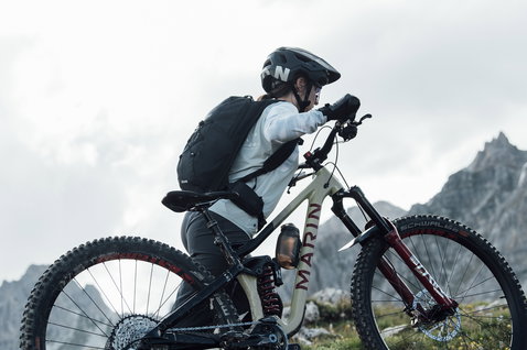 ION Villain 8 hydration backpack in black during mountain biking in the Alps