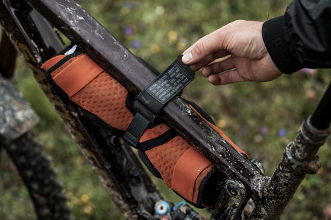 ION Bike Fix Strap L Fixierriemen beim Befestigen von Knieschützern am Mountainbike-Rahmen auf dem Trail