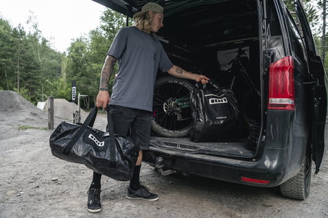 ION Universal Utility Bag zip en noir lors du transport en van au bike park avec vélo de montagne